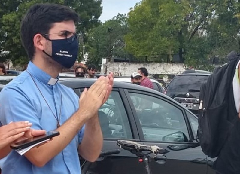 El sacerdote durante la manifestación del lunes.