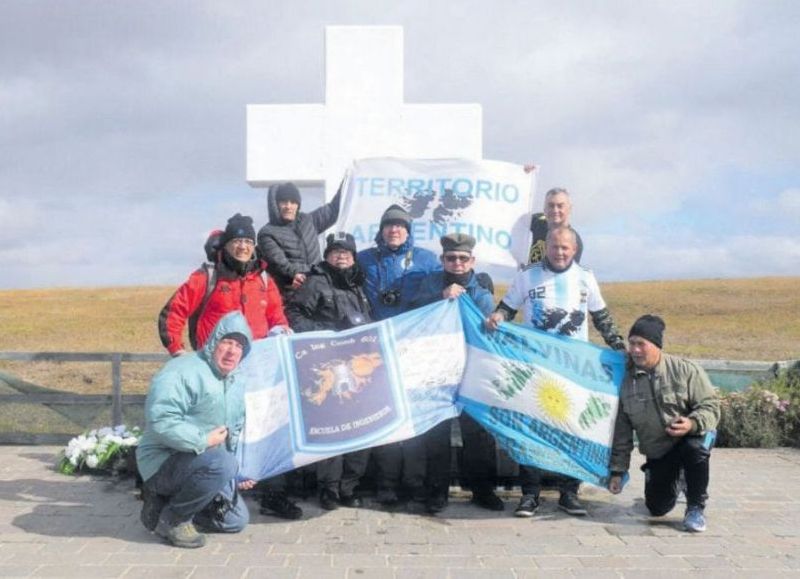 El grupo de ocho veteranos de guerra de Lomas de Zamora que viajaron a Malvinas y terminaron detenidos.