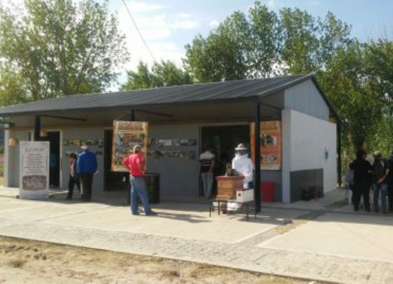 Este domingo a partir de las 10 horas el Mercado de la Ribera abrirá sus puertas por primera vez en este 2023. Los productores y emprendedores estarán alojados detrás del Gimnasio Municipal, ubicado en 170 entre 8 y 9.