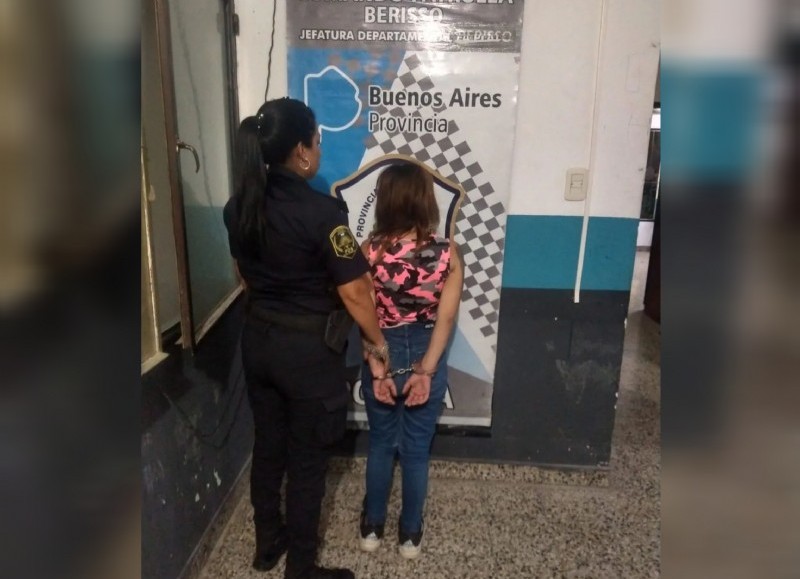 La mujer fue arrestada en calle 15 entre 162 y 163 cuando, tras un llamado al 911, personal del Comando de Patrulla se dirigió hacia esas intersecciones ya que la joven protagonizó una fuerte discusión y pelea con su pareja.