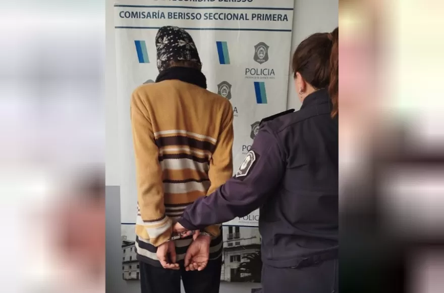 La mujer de 54 años fue trasladada a la Comisaría Primera junto con los elementos recuperados.