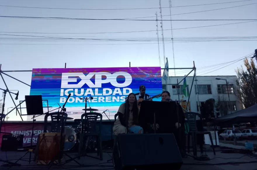 Escenario del Ministerio de Mujeres y Diversidad con artistas locales y de la región.