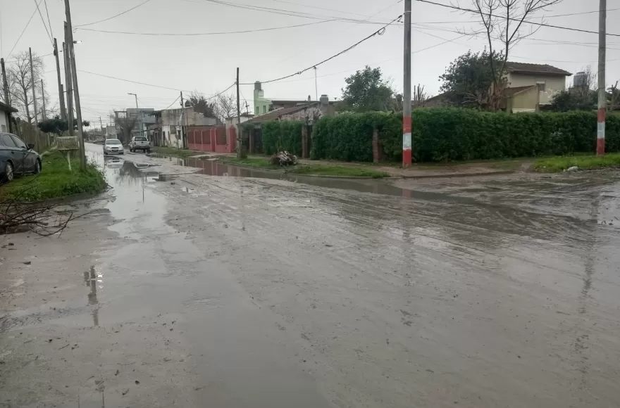 Vecinos de Nueva Villa Argüello reclaman limpieza de bocas de tormenta: “Un mes tapadas”
