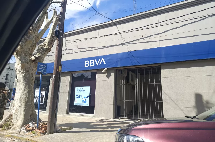 Sede bancaria sita en Montevideo y 8.