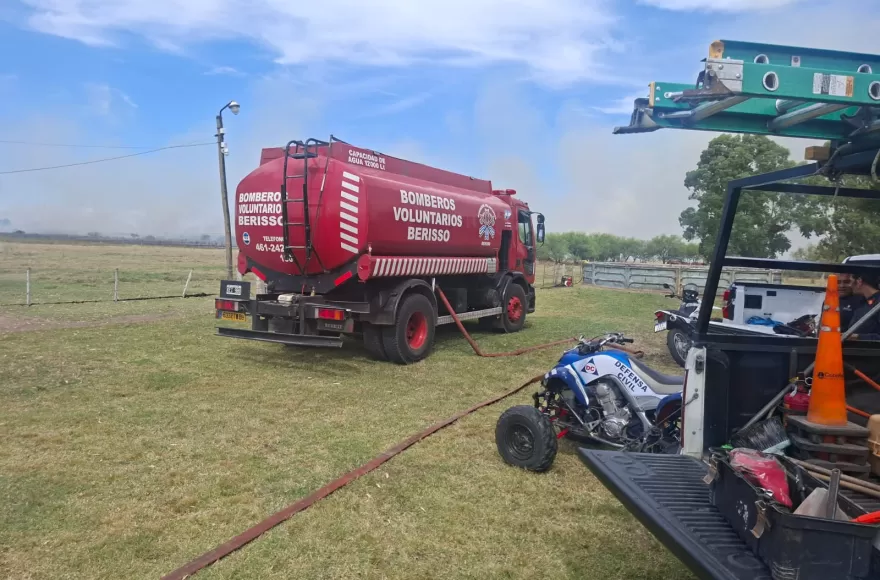 La labor de los equipos intervinientes evitó que el fuego avance hacia las zonas de las viviendas. 