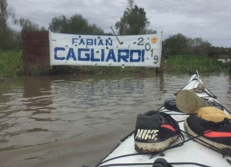 Cartel en el río.