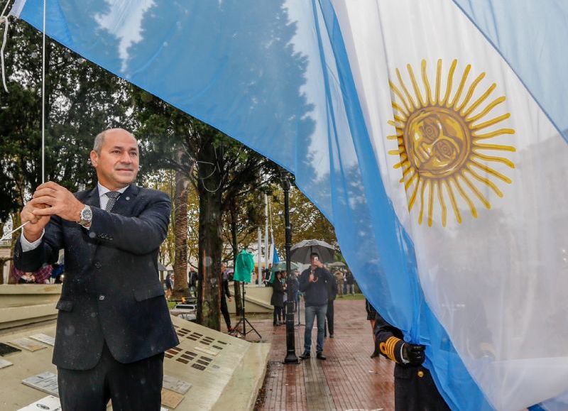 El intendente Mario Secco, en el izamiento del Pabellón.