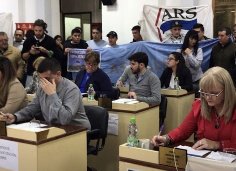 Una iniciativa pasó a comisión y generó el descontento generalizado. La sesión debió ser suspendida.