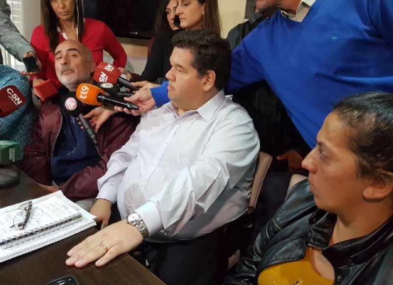 El intendente se reunió con los padres de los menores agredidos.