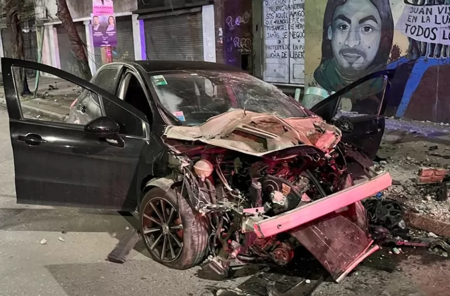 Violento choque contra un poste de hormigón.
