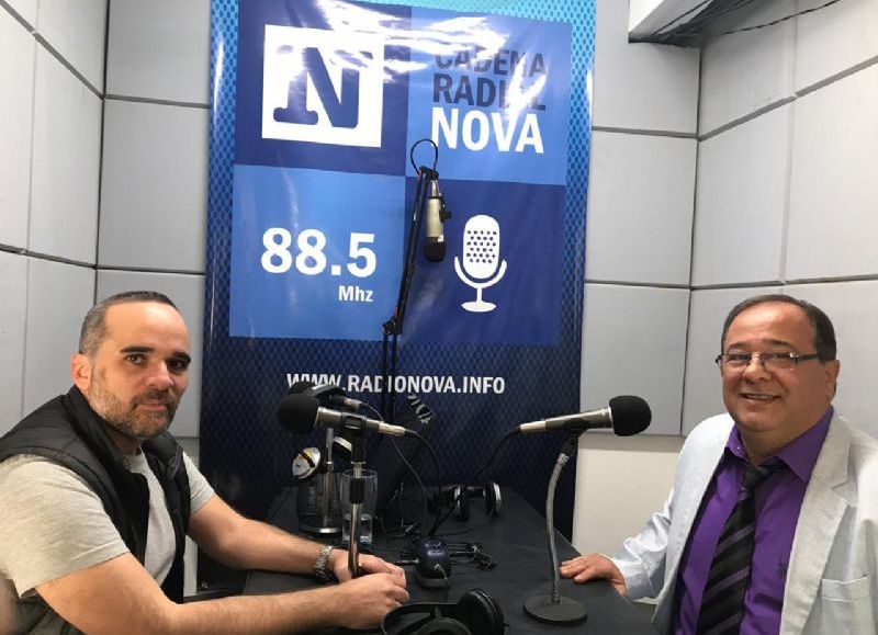 Roberto Batelli y Héctor Suárez en los estudios de Cadena Radial NOVA