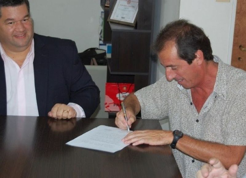 El intendente Nedela junto al secretario adjunto del STMB, Claudio Hiser.