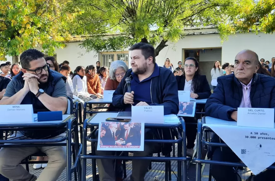 Yalet destacó el retorno democrático y el liderazgo de Raúl Alfonsín, a quien atribuyó haber marcado el camino de la paz y la institucionalidad.