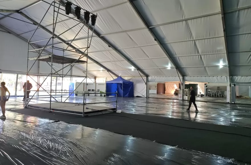 A las 12 del sábado abre la carpa del inmigrante.