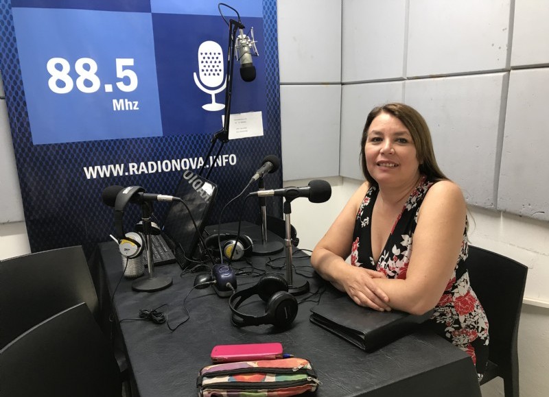 Claudia Vivas en el aire de BerissoCiudad en Radio.