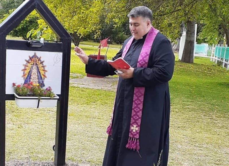 La ceremonia a cargo del padre Julio Paladino.