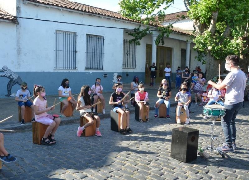 Cajón peruano y alegría.