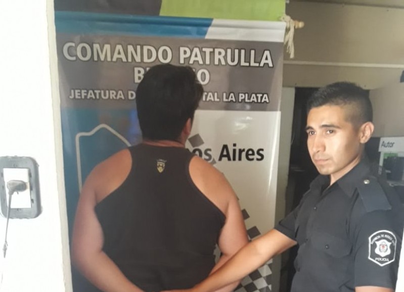 El sujeto fue detenido luego de que efectivos policiales constataran que tenía activo un pedido de captura.
