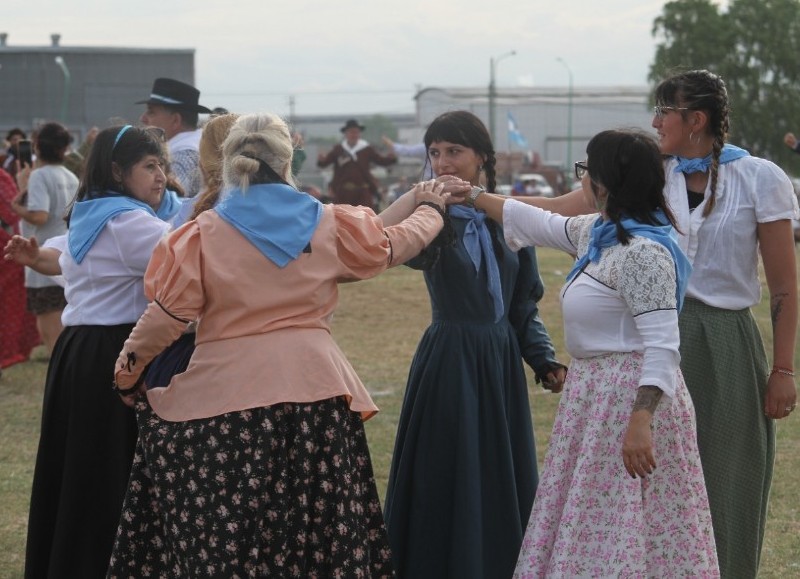 Se celebró en Ensenada el baile del pericón más grande del país, que con la presencia de cientos de parejas se desarrolló en el Fuerte Barragán. (Foto: Mario González)