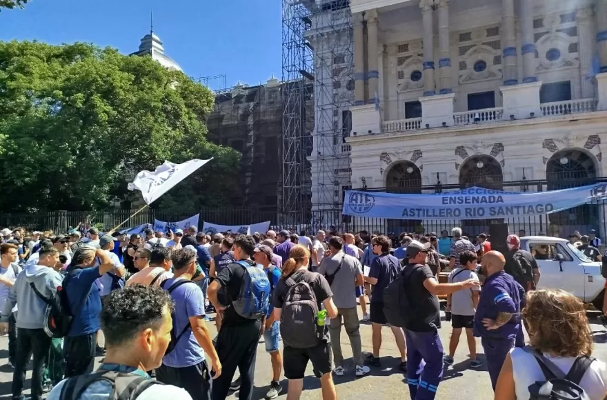 Un grupo de trabajadores del Astillero Río Santiago de Ensenada se movilizó hacia la Gobernación bonaerense.