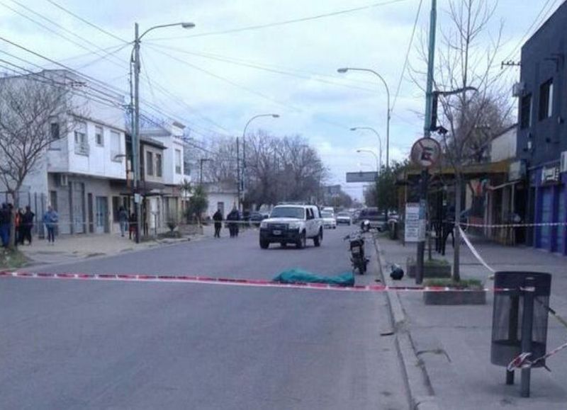 El cuerpo de la vecina quedó tendido en avenida Montevideo. A su lado, la moto.