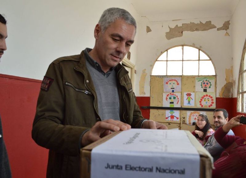 El pre-candidato emitiendo su voto