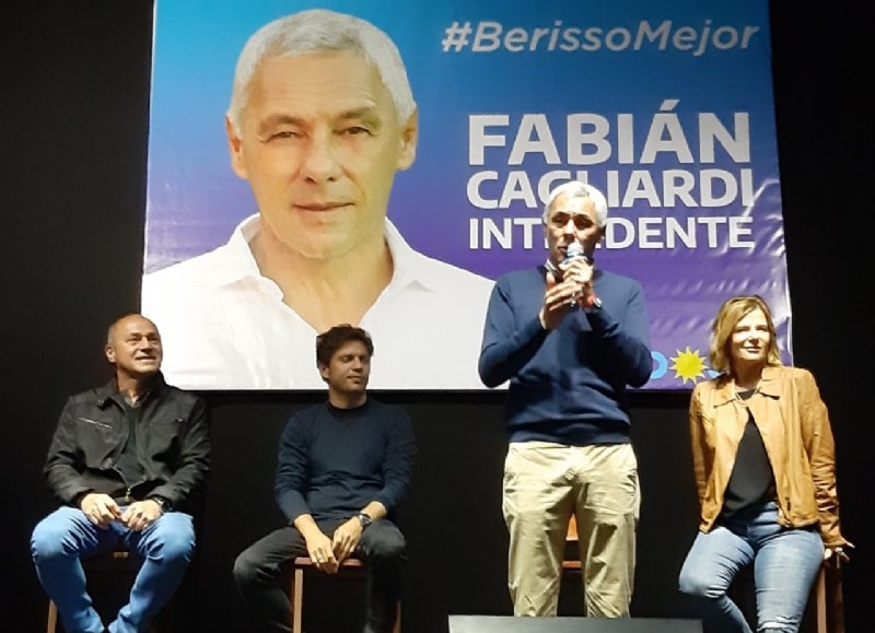 Fabián Cagliardi, candidato a intendente de Berisso por el Frente de Todos, junto a Axel Kicillof, Mario Secco y Florencia Saintout.