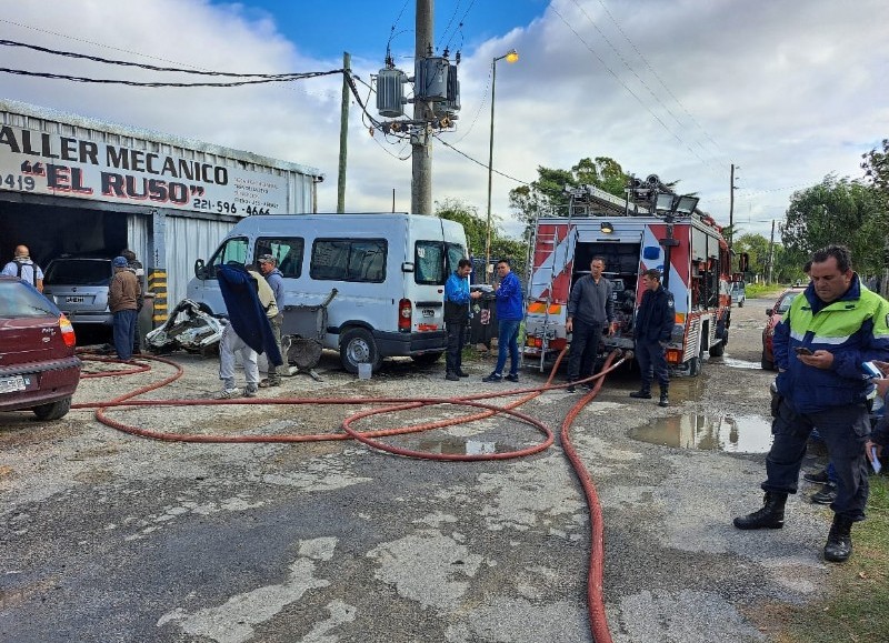 Intervinieron cuatro dotaciones de bomberos.