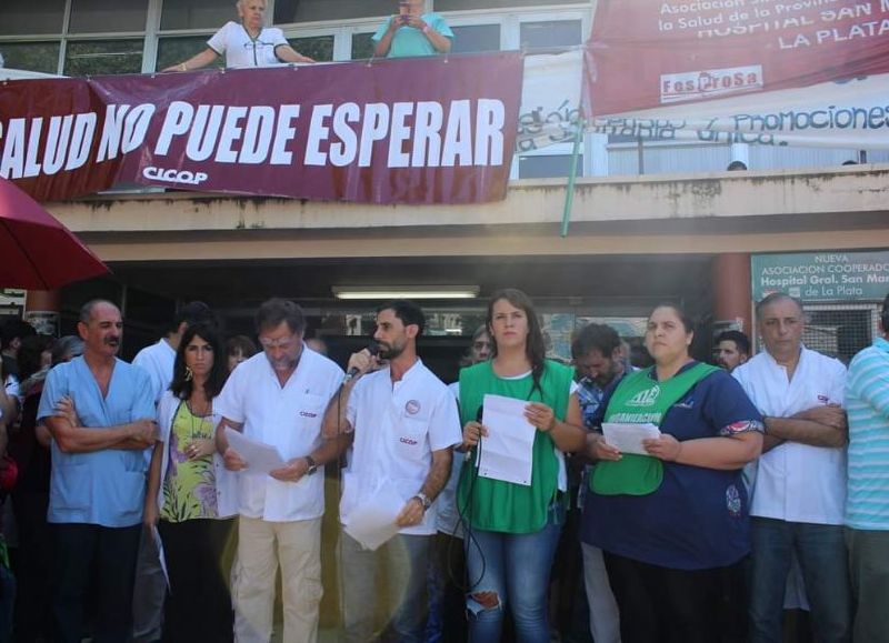 Abrazo simbólico al Hospital San Martín.