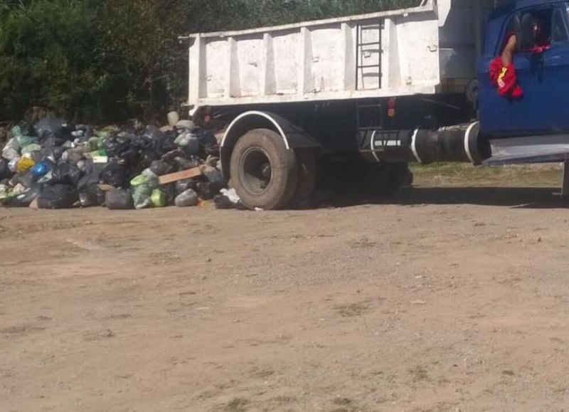 Camión tira basura en calle 49.