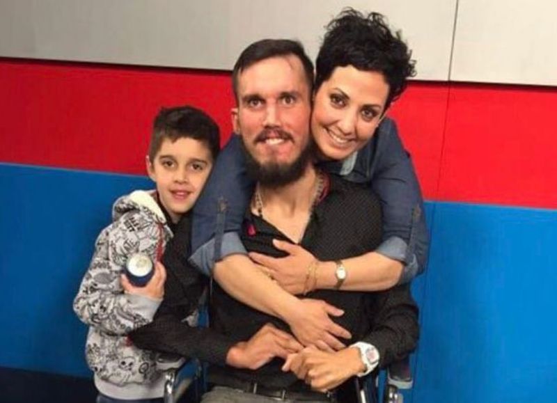 Maximiliano junto a su esposa e hijo.