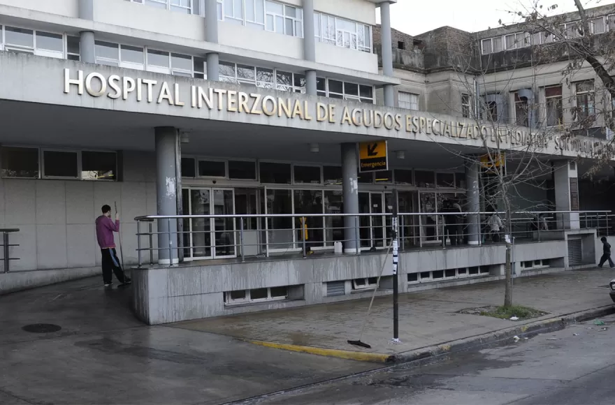 La niña es asistida en el Hospital de Niños de La Plata.