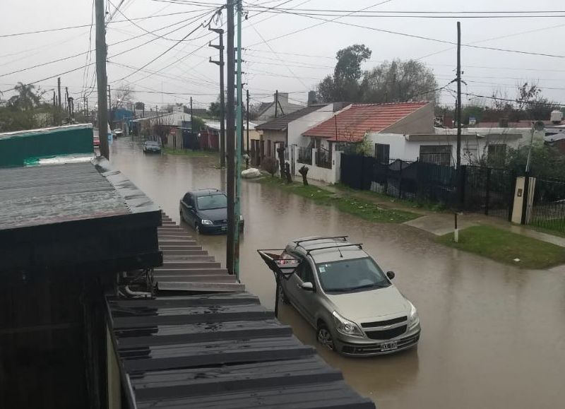 Calles anegadas a lo largo y ancho de Berisso.