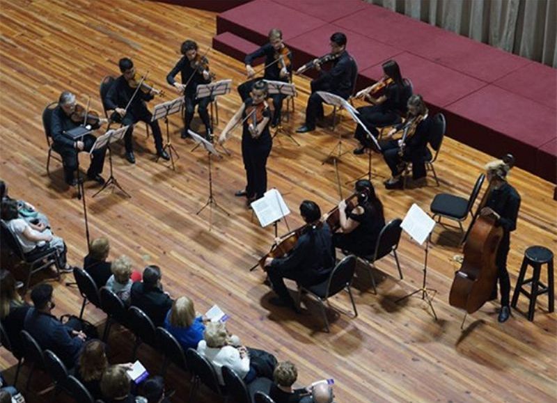 Bajo la dirección del maestro José Bondar.