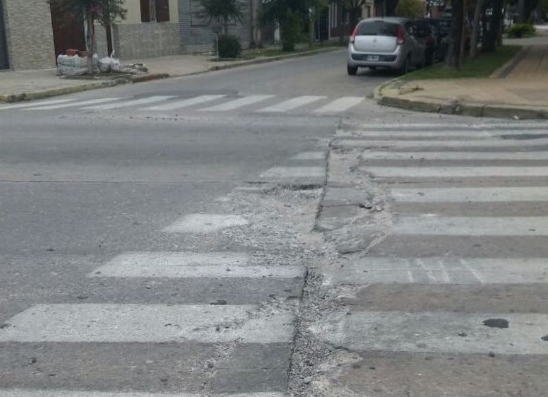 Calle rota de cordón a cordón