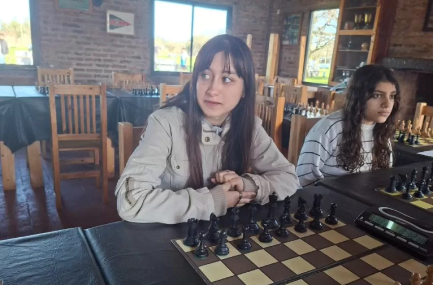 Seis representantes de la Escuela Municipal de Ajedrez que lograron ubicarse entre los primeros puestos de sus respectivas categorías.