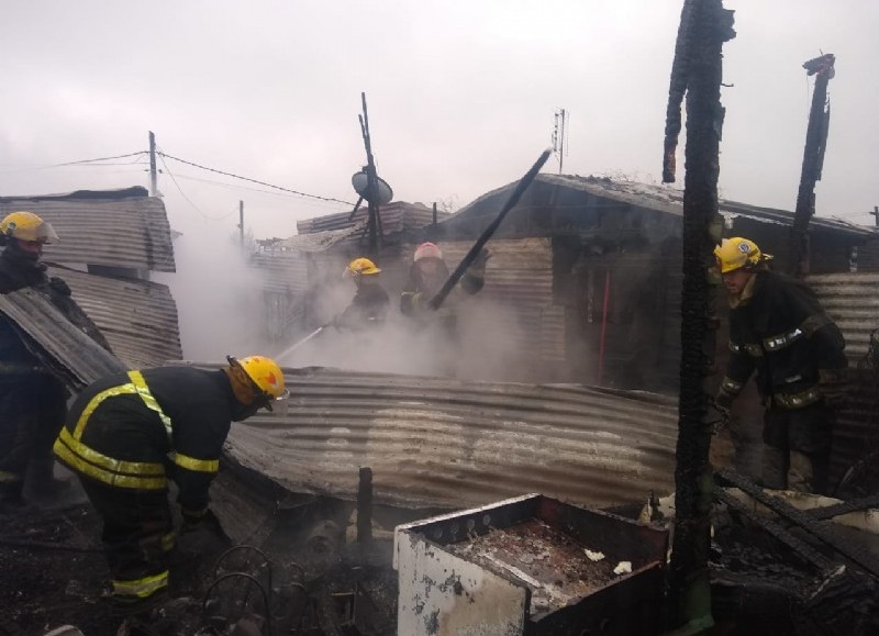 Ardua labor de los bomberos.