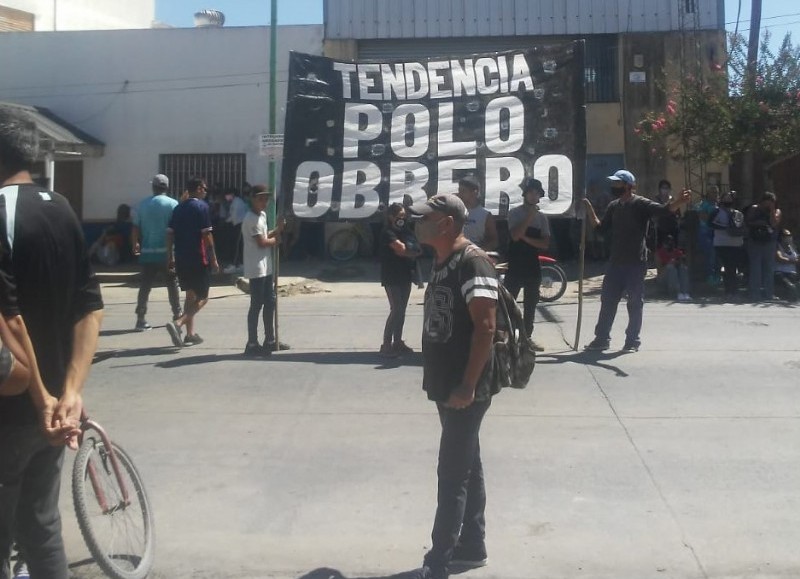 Corte de calle en la puerta de la Comisaría Segunda.