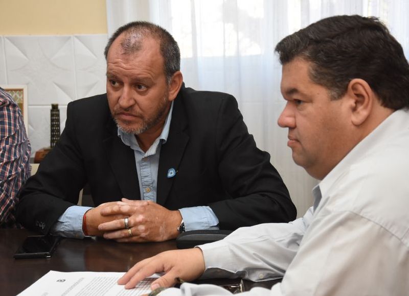 El titular de la Cámara Argentina de la Construcción Steel Frame, Jorge Gaona y el intendente Nedela.