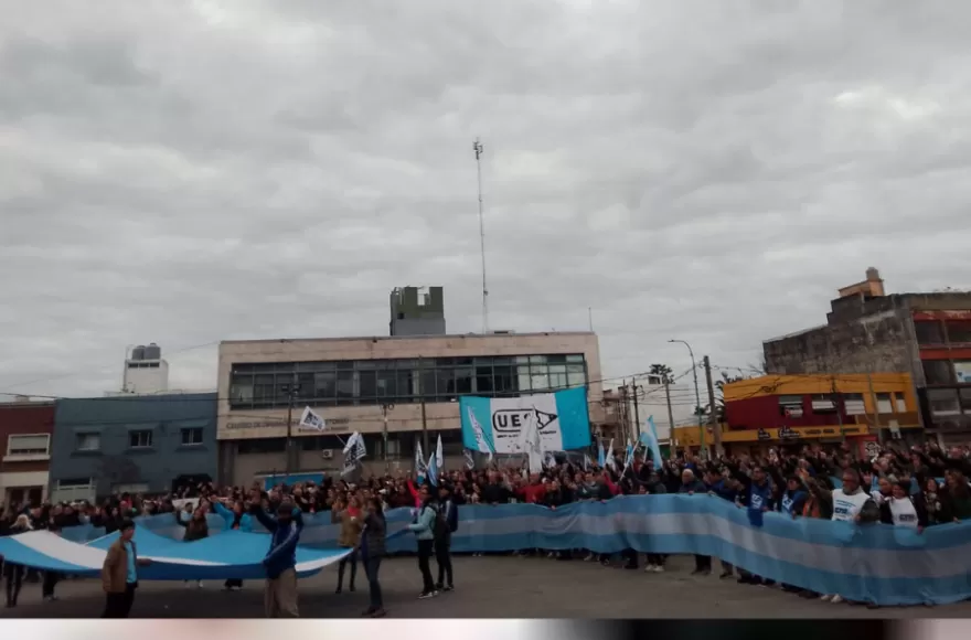 Organizaciones sociales, sectores políticos, representantes sindicales y vecinos de la comuna se concentraron en el Playón del Parque Cívico.