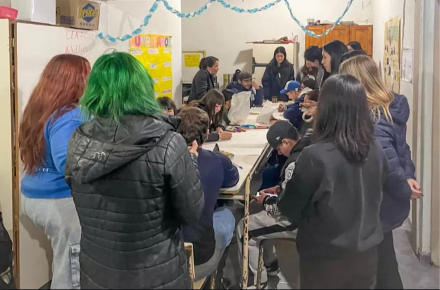 La propuesta forma parte de un proyecto orientado a fortalecer la formación de estudiantes de Psicología en el abordaje de los consumos problemáticos desde una perspectiva comunitaria.