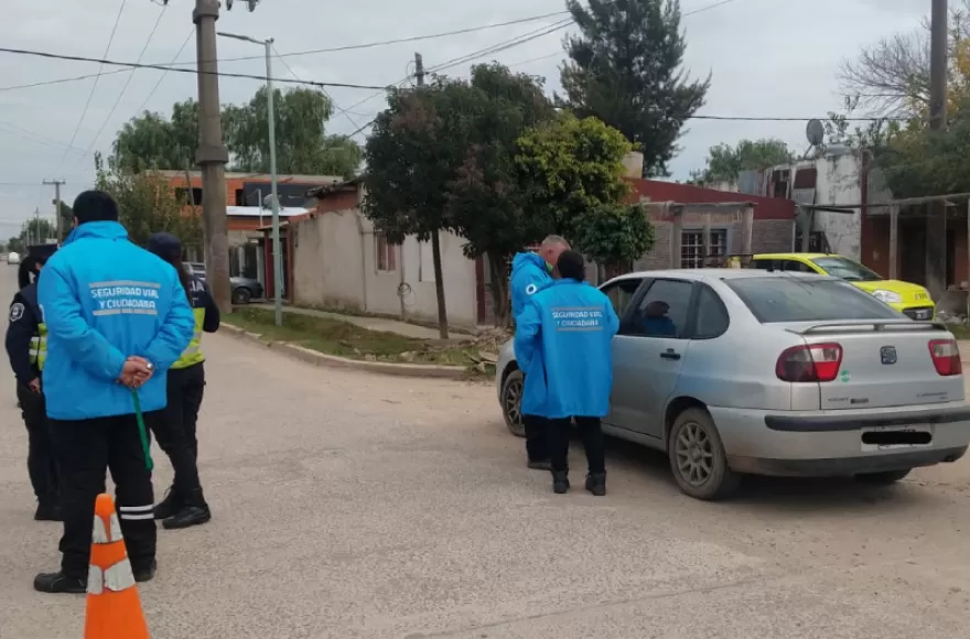 Un inspector de tránsito fue embestido por un automóvil durante un operativo de prevención vehicular.