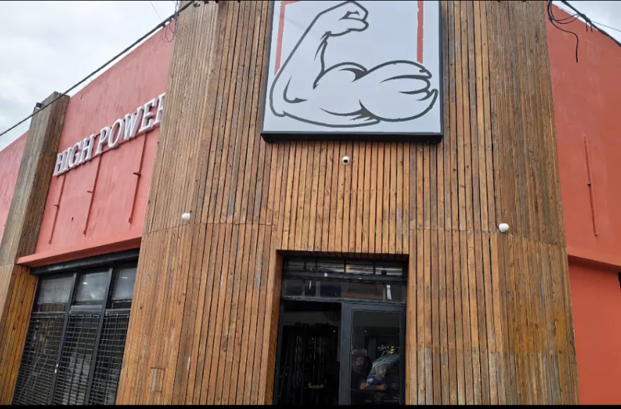 El espacio con máquinas nuevas, cafetería, masajes y atención personalizada. 