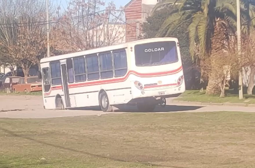El colectivo encajado en plena calle.