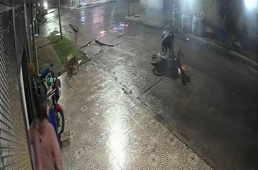 El motociclista la terminó sacando barata.