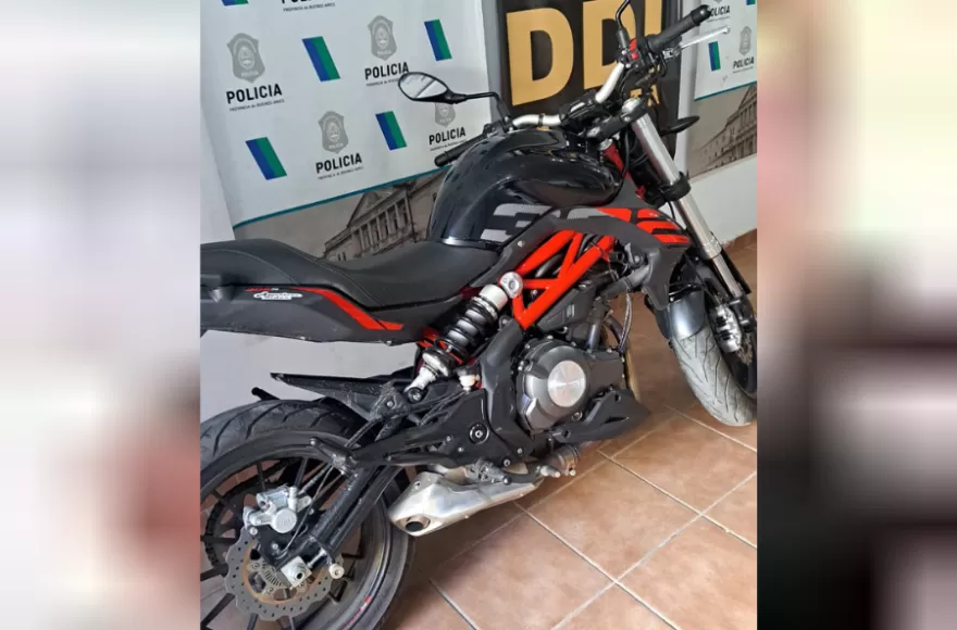 La moto fue recuperada en un descampado de Los Hornos, donde fue abandonada por los delincuentes.