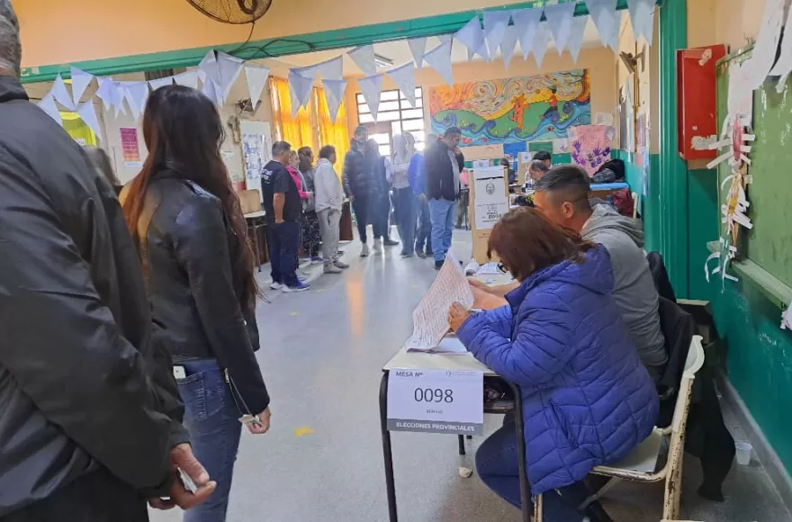 La gente se acercó a votar en Berisso.