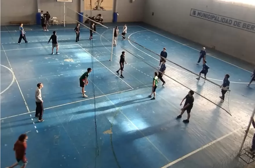 Se realizó una nueva jornada de la etapa distrital de vóley en el Gimnasio Municipal 