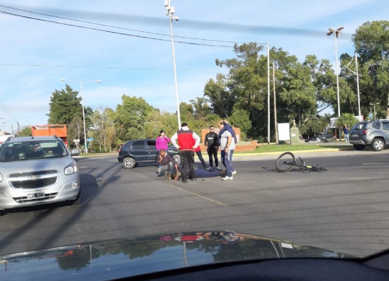 El ciclista está fuera de peligro.