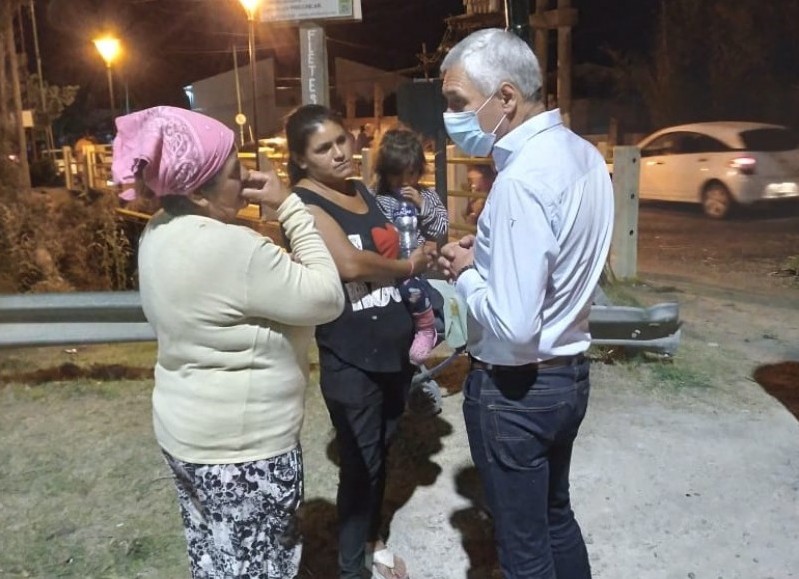 El jefe comunal en pleno diálogo con vecinos damnificados.